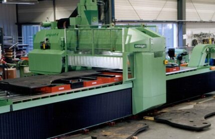 Unisign CNC machine | Machining of steel plate welds for the train industry | Pendulum machining for high productivity | unisign.com
