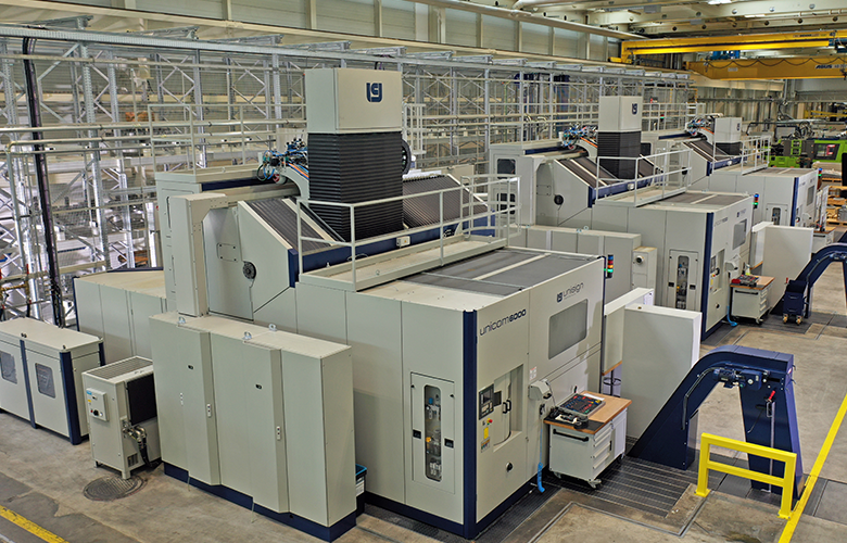 Unicom6000 | Komplettlösung mit UNICOM6000 Maschinen in Dreierverkettung über ein FMS | unisign.com