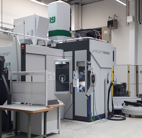 UNICOM6000 | CNC-Bearbeitung | Hohe Ergonomie und Vollraumverkleidung | unisign.com