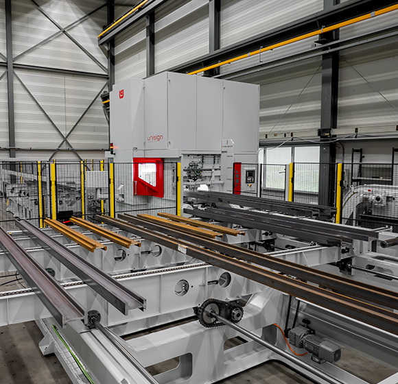 UNIMAST CNC-Maschine | Paarweise Bearbeitung von Mastprofilen für Gabelstapler | Mehrseitige Bearbeitung von Profilen | unisign.com