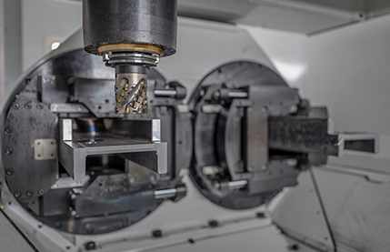UNIMAST CNC-Maschine | Maximierung der Betriebszeit bei der Bearbeitung von Gabelstaplermastkanälen | unisign.com