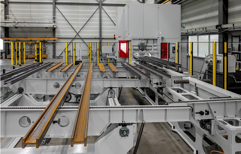 UNIMAST CNC-Maschine | Leistungsstarke CNC-Bearbeitung von Hubmastprofilen für Gabelstapler | Nahtlose Integration in Ihren bestehenden Produktionsablauf | unisign.com