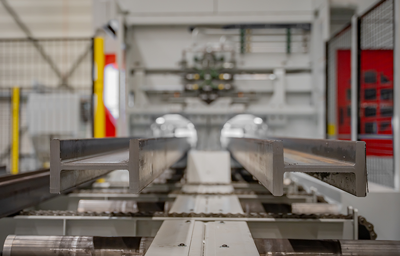 UNIMAST CNC-Maschine | Bearbeitung von Mastprofilen in Paaren | Autonomer Betrieb mit FIFO-System | unisign.com