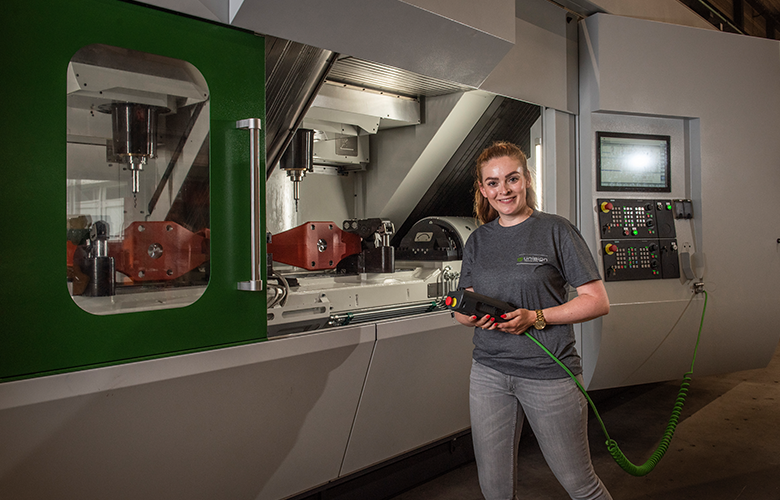 UNITWIN | Front axle machining | Fully enclosed | Safe working environment | Good view on all processes | unisign.com