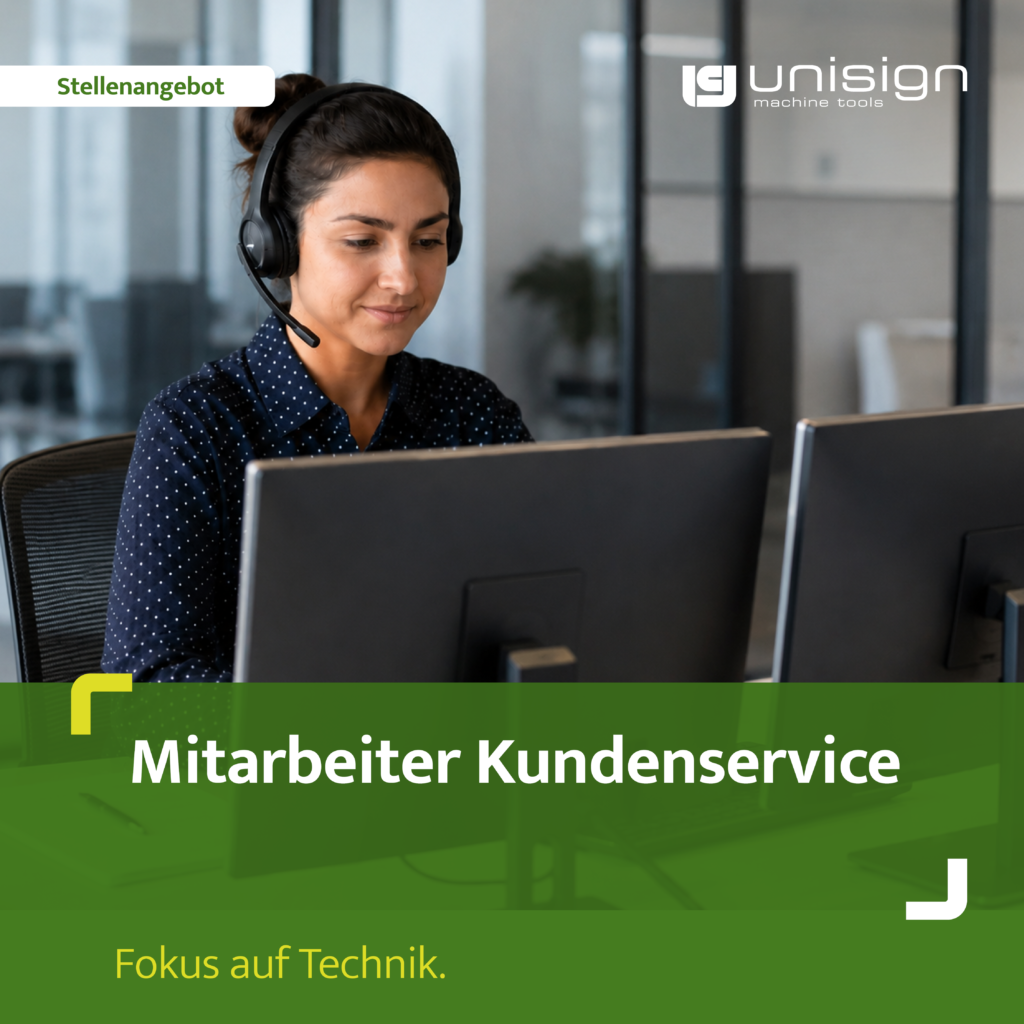 Kundendienstmitarbeiterin mit Headset arbeitet an zwei Monitoren in einem Büro; links oben steht 'Stellenangebot' und das Firmenlogo ist rechts sichtbar, Banner als Karriereseite.